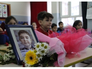 Depremde Hayatını Kaybeden Muhammed’in Masasına Çiçekler Bırakıldı