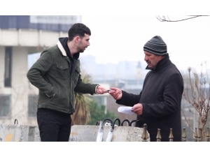 İş Adamı İbrahim Yılmaz Ve Youtuber Emirhan Özhan Seyyar Satıcıların Tezgahlarında Kalanları Satın Aldı