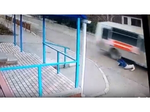 Yola Düşen Kadın Ölümden Kıl Payı Kurtuldu