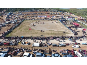 Menderes’teki Deve Güreşleri Binleri Buluştu