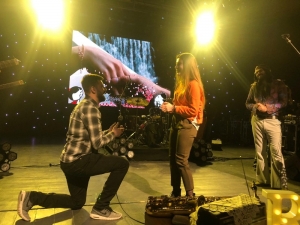 Konserde Sürpriz Evlenme Teklifi