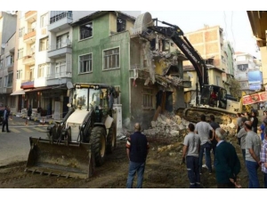 Güvenlik Ve Asayiş Tehlikesi Oluşturan Metruk Yapılar Yıkılacak