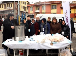 Pazar Esnafının İçini Isıtan İkram