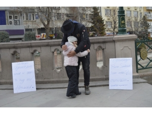 Afgan Genç Irkçılığı Sarılarak Yıktı