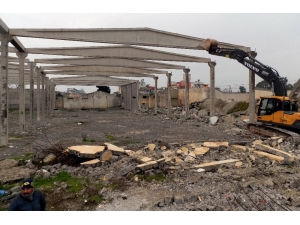 Mersin’de Terk Edilmiş Fabrika Binasının Yıkımı Yapıldı