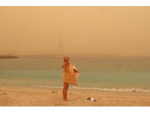 Kanarya Adaları’nda Kum Fırtınası Gökyüzünü Turuncuya Bürüdü