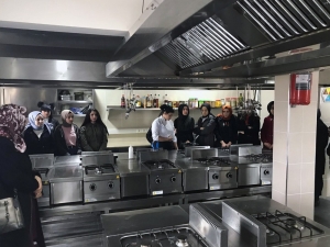 Liseli Aşçı Adayları Subü Mutfağında