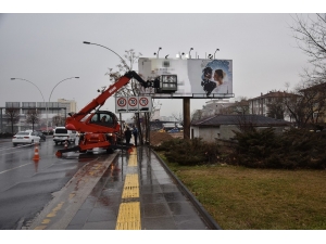 Başkent’te İzinsiz Tabela Ve Totemler Sökülüyor