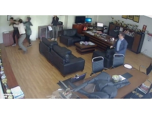 Okul Müdürünün Odasında Öğrenciyi Dövdü