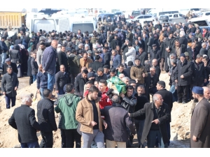 Depremde Hayatını Kaybeden 8 Kişi Yan Yana Defnedildi