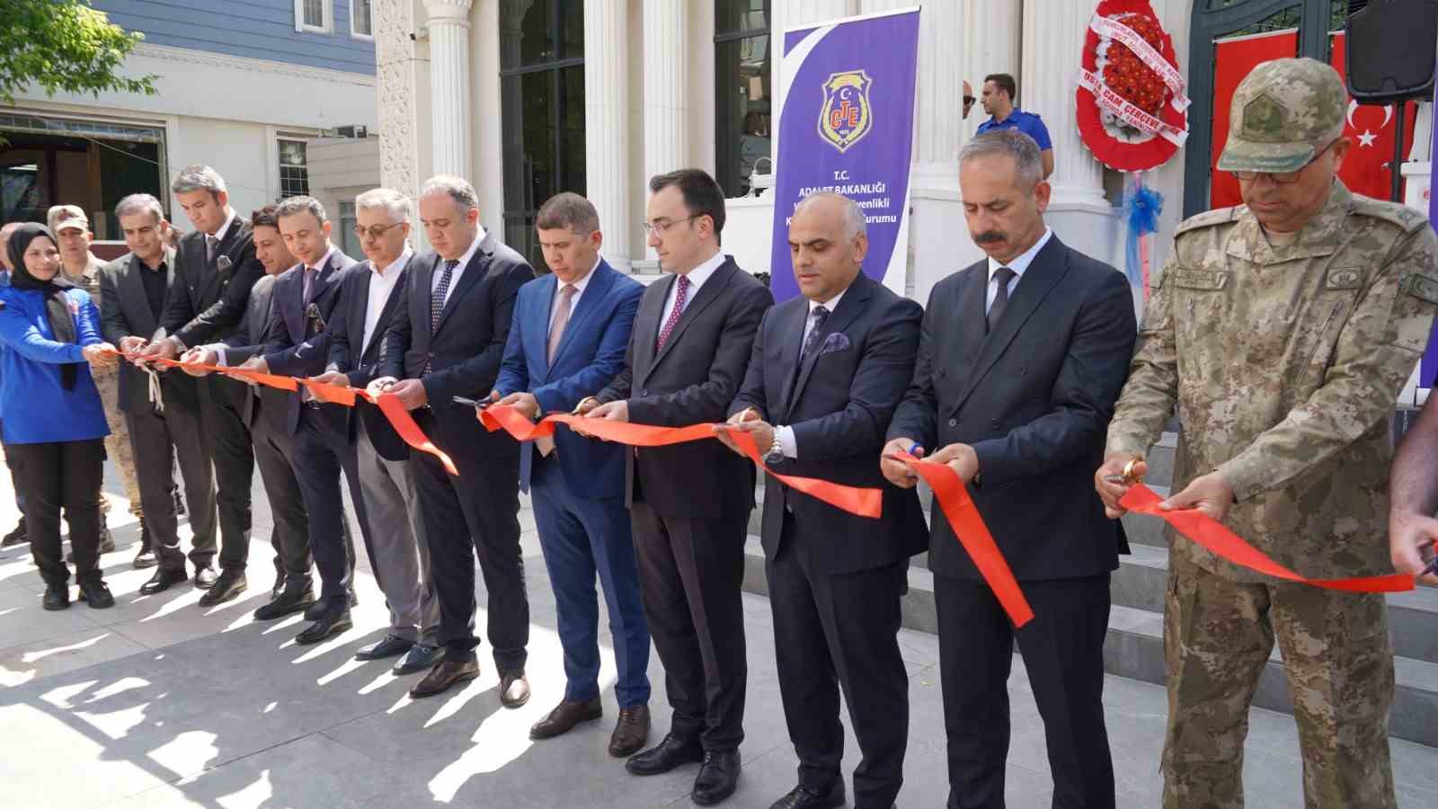 van-da-hukumlu-ve-tutuklularin-yaptigi-eserler-sergilendi