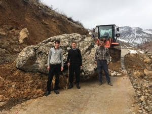 Köy Yoluna Kaya Parçası Düştü, İş Makinesi Kaldırdı