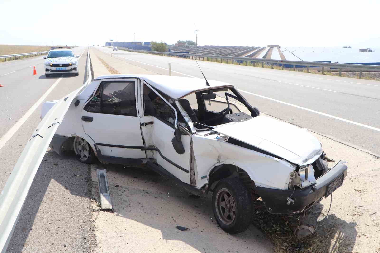 bariyerlere-carpan-otomobil-iki-buklum-oldu-1-yarali