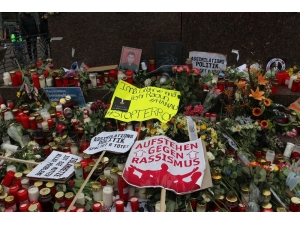 Hanau Halkı Alman Irkçının Öldürdüğü 9 Kişiyi Çiçeklerle Andı