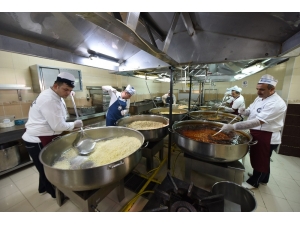 Kazanlar Binlerce Kişi İçin Kaynıyor