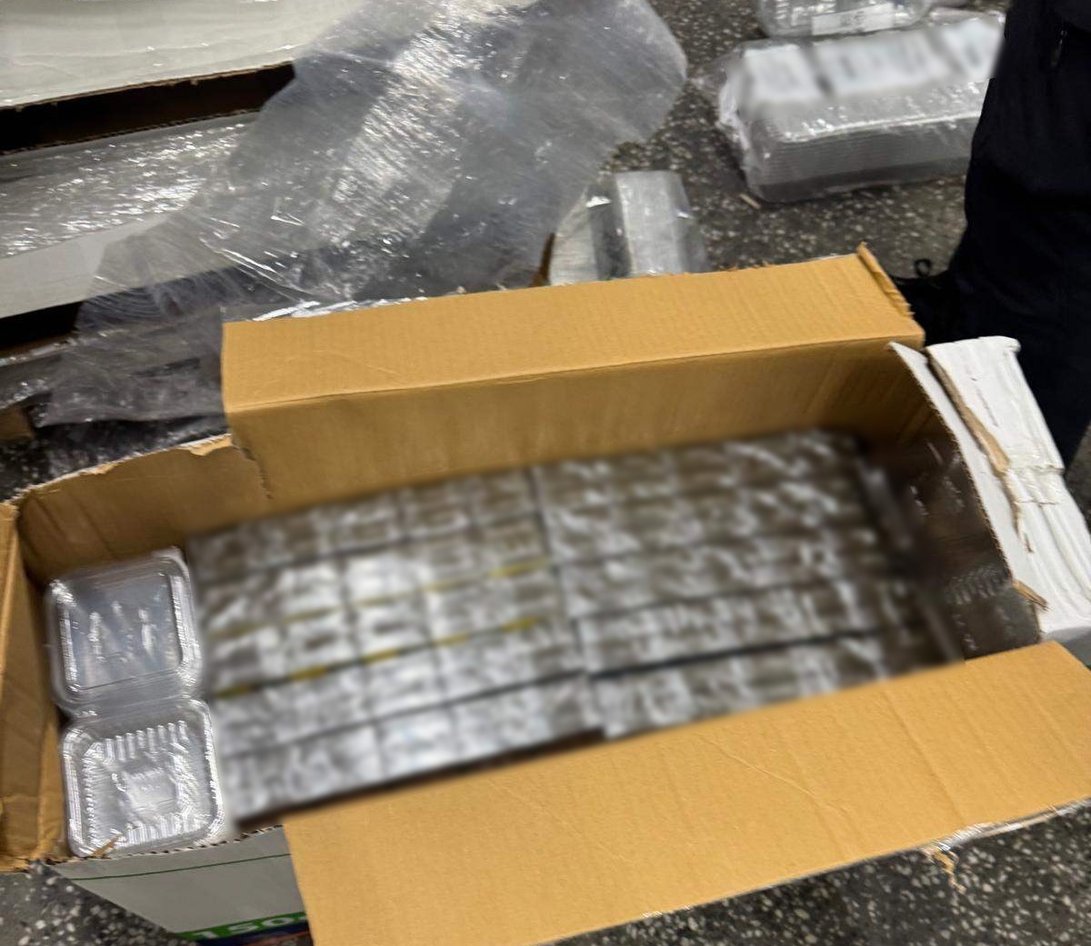 plastik-kutularin-arasindan-20-bin-paket-kacak-sigara-cikti