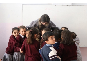 Öğretmeni, Depremde Hayatını Kaybeden Öğrencisi İçin Gözyaşı Döktü