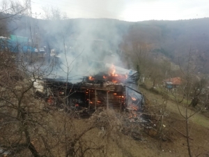 İki Katlı Ahşap Ev Yangında Küle Döndü
