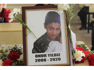 Depremde Yaşamını Yitiren Onur’a Yazılan Şiir Herkesi Ağlattı