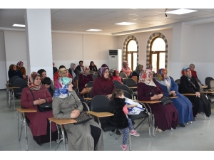 Öğrenci Ve Velilere Bilgi Evi’nde İletişim Semineri Verildi