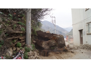 Aydın’da Heyelan Yol Kapattı