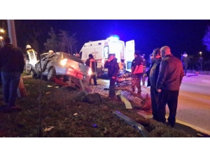 Önündeki Aracı Sollamak İsterken Orta Refüje Çarptı: 1 Yaralı