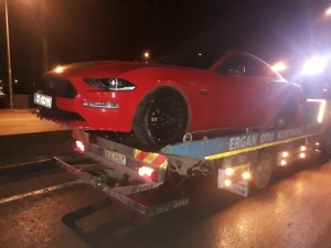 Lüks Otomobil Karşı Şeride Geçti: 2 Yaralı