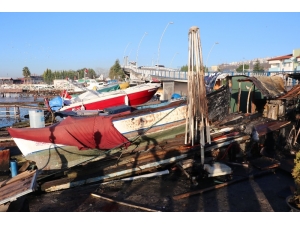 Alev Alev Yanan 4 Balıkçı Barakası Küle Döndü