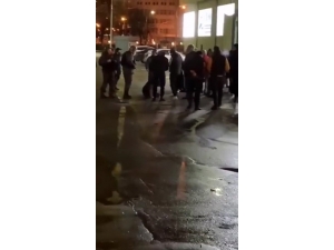 Rus Polisi Sokak Dövüşünü Engellemek Yerine Kavgacı Gruplarla Beraber İzledi