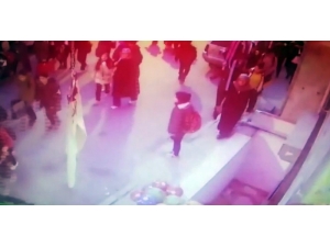 Esenyurt’ta Merdiven Boşluğuna Düşen Yaşlı Kadın Kamerada