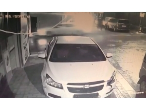 Kontrolden Çıkan Araç Önce Ağaca Ardından Direğe Çarptı