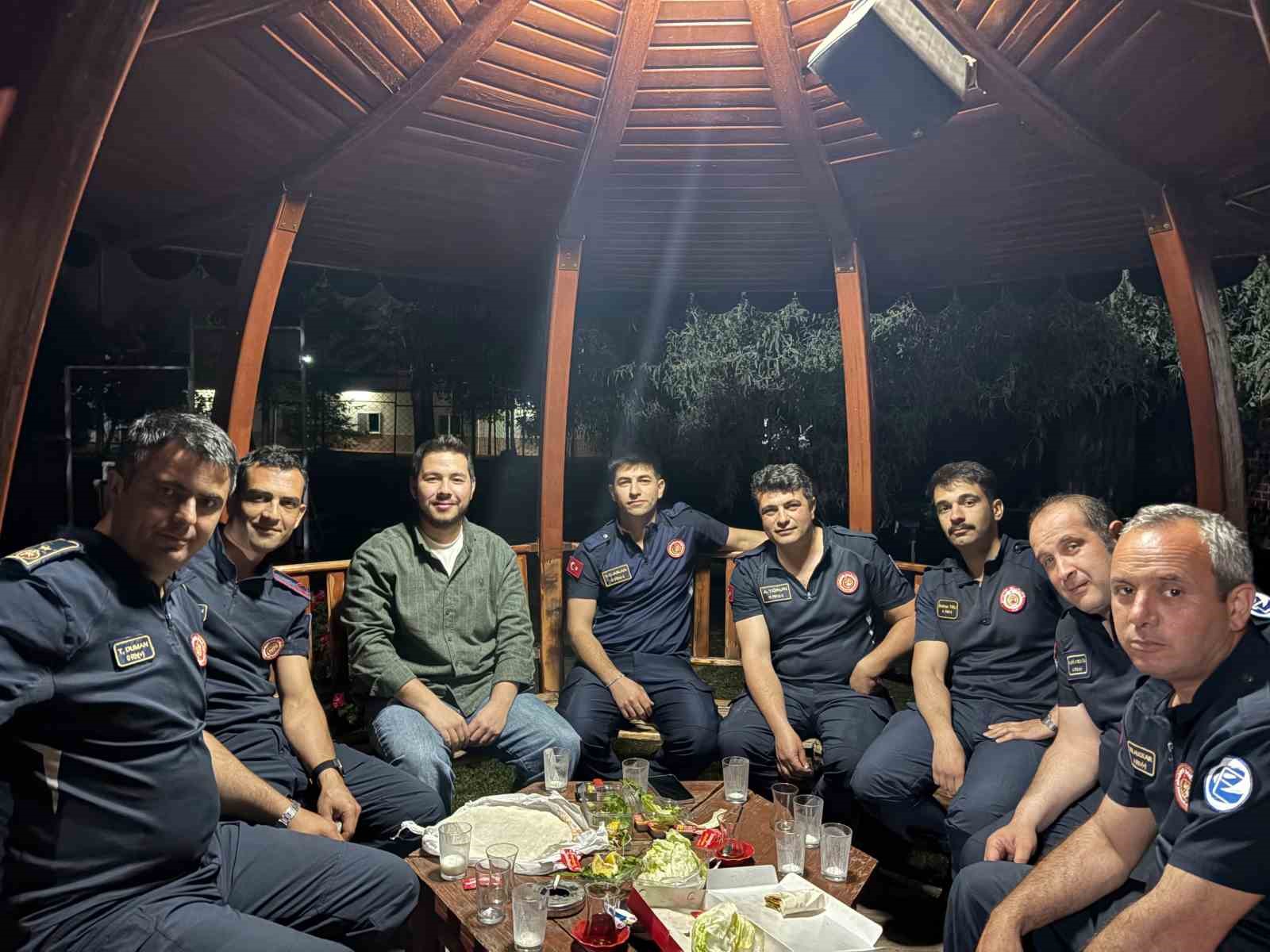 aracta-kedi-var-yazisini-dikkate-aldi-sevimli-3-yavru-kediyi-kurtardi