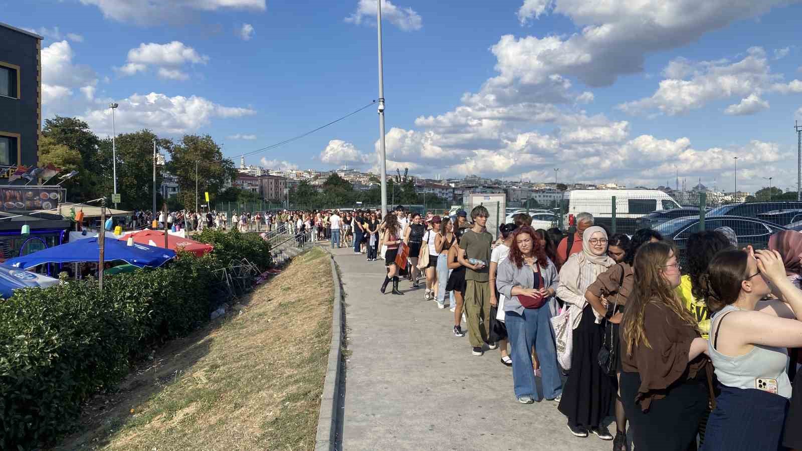yenikapi-da-konser-oncesi-kilometrelerce-insan-ve-arac-kuyrugu-olustu