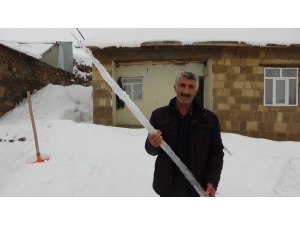 Dağ Köylerindeki Buz Sarkıtları İnsan Boyunu Geçti