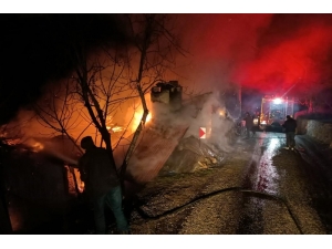 Gece Yarısı Çıkan Yangında Ev Ve Ahır Küle Döndü