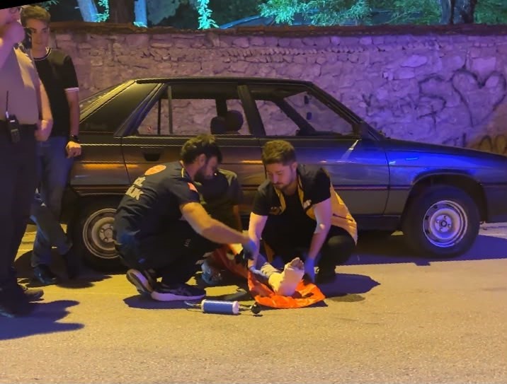 alkollu-surucu-ayagi-alcili-halde-motosiklet-kullandi-park-halindeki-otomobillere-carpti
