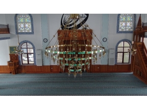 Hatlı Avizelerle Camiler Işıl Işıl