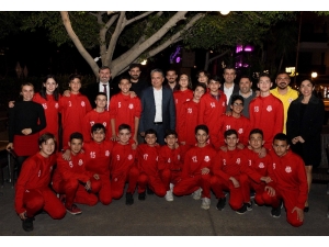 U14 Futbol Takımı Şampiyonluğu Kutladı