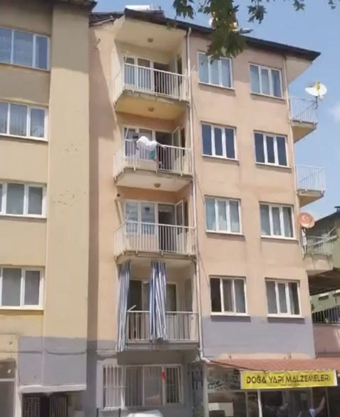 yari-ciplak-sokaga-cikan-kadin-daha-sonra-3-kattan-atladi