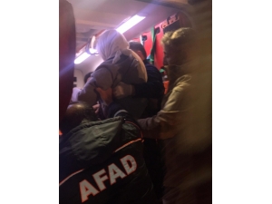 Jandarma Emniyeti Sağladı, Hasta Kadın 3 Saat Süren Çalışmanın Ardından Kurtarıldı