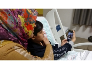 Depremzede Kerim, Erdoğan’ın Gönderdiği "Telefon"la Ders Çalışmaya Başladı