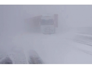 Kars’ta Etkili Olan Tipide Çok Sayıda Araç Mahsur Kaldı