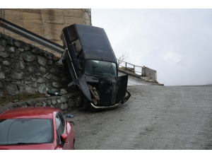 Artvin’de Freni Patlayan Araç Kaza Yaptı