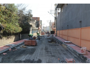 Akdeniz’de Asfalt Ve Kaldırım Çalışmaları Sürüyor