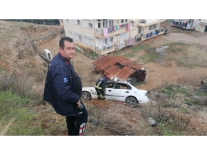 ’U’ Dönüşü Yapan Otomobile Çarpmamak İçin Ölümden Döndüler: 1 Yaralı