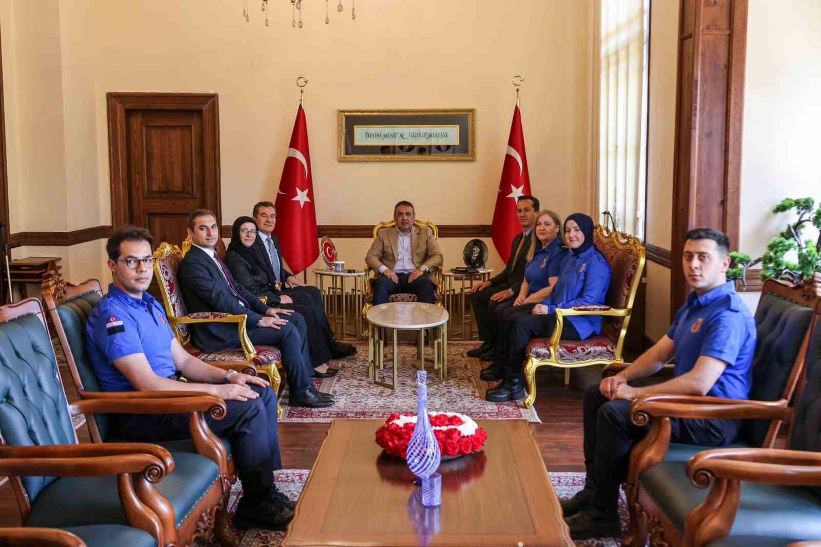 vali-sozer-ceza-infaz-kurumlarinin-personeliyle-bir-araya-geldi
