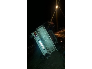 Alkollü Sürücünün Kullandığı Kamyonet Devrildi: 2 Yaralı