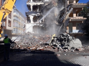 Bahçelievler’de Ağır Hasarlı Binaların Yıkımına Devam Ediliyor