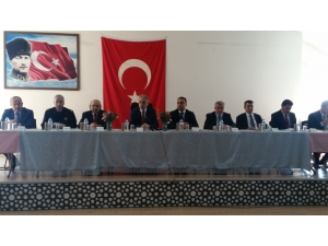 Vali Toprak Kulu’da Muhtarlarla Bir Araya Geldi