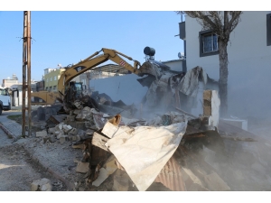 Toroslar’da Tehlike Arz Eden Metruk Bina Yıkıldı